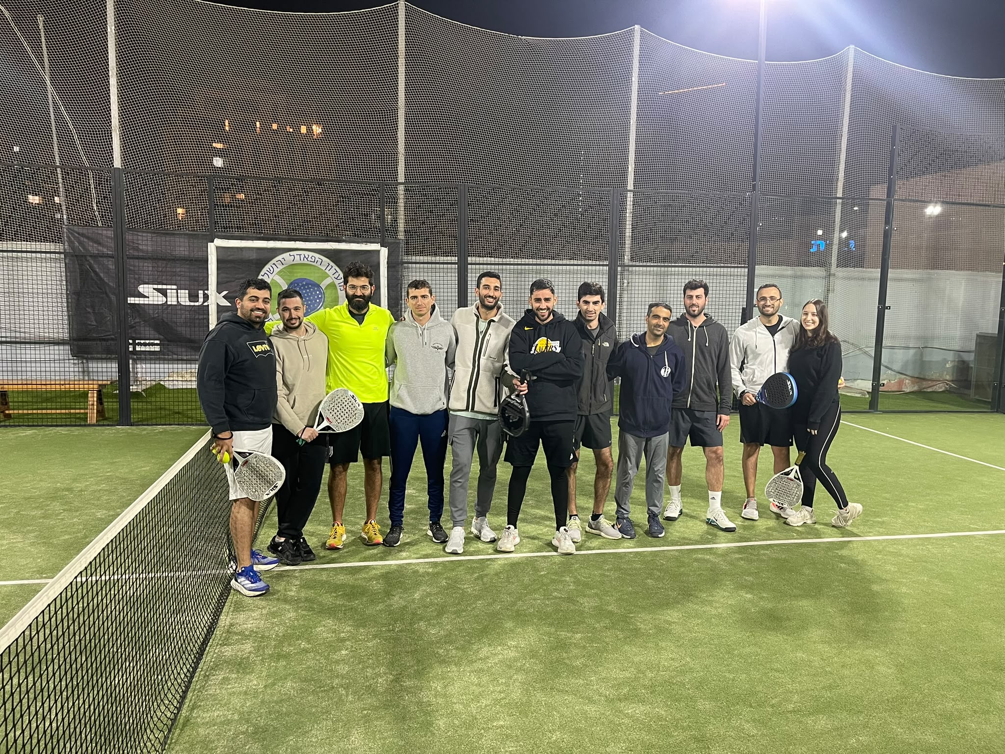 חברי קהילת Tompadel יחד על מגרש הפאדל