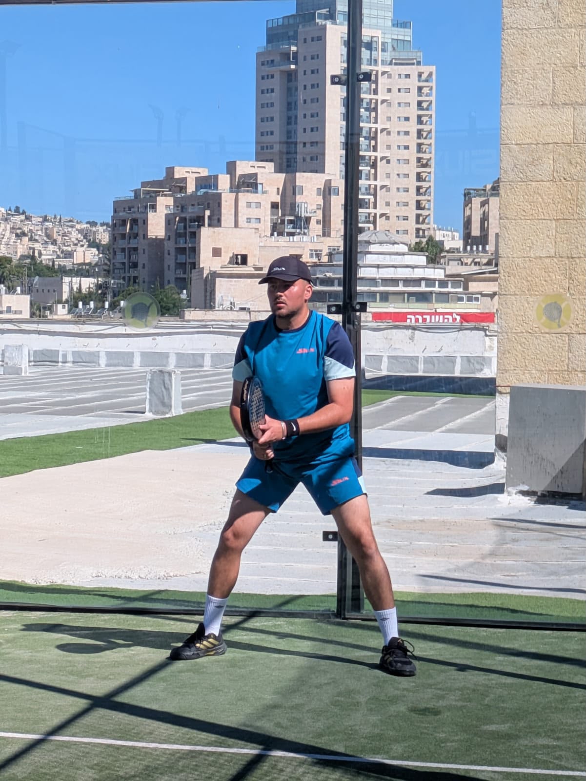 תום בן חמו, מייסד קהילת Tompadel, עם מחבט פאדל על המגרש בירושלים