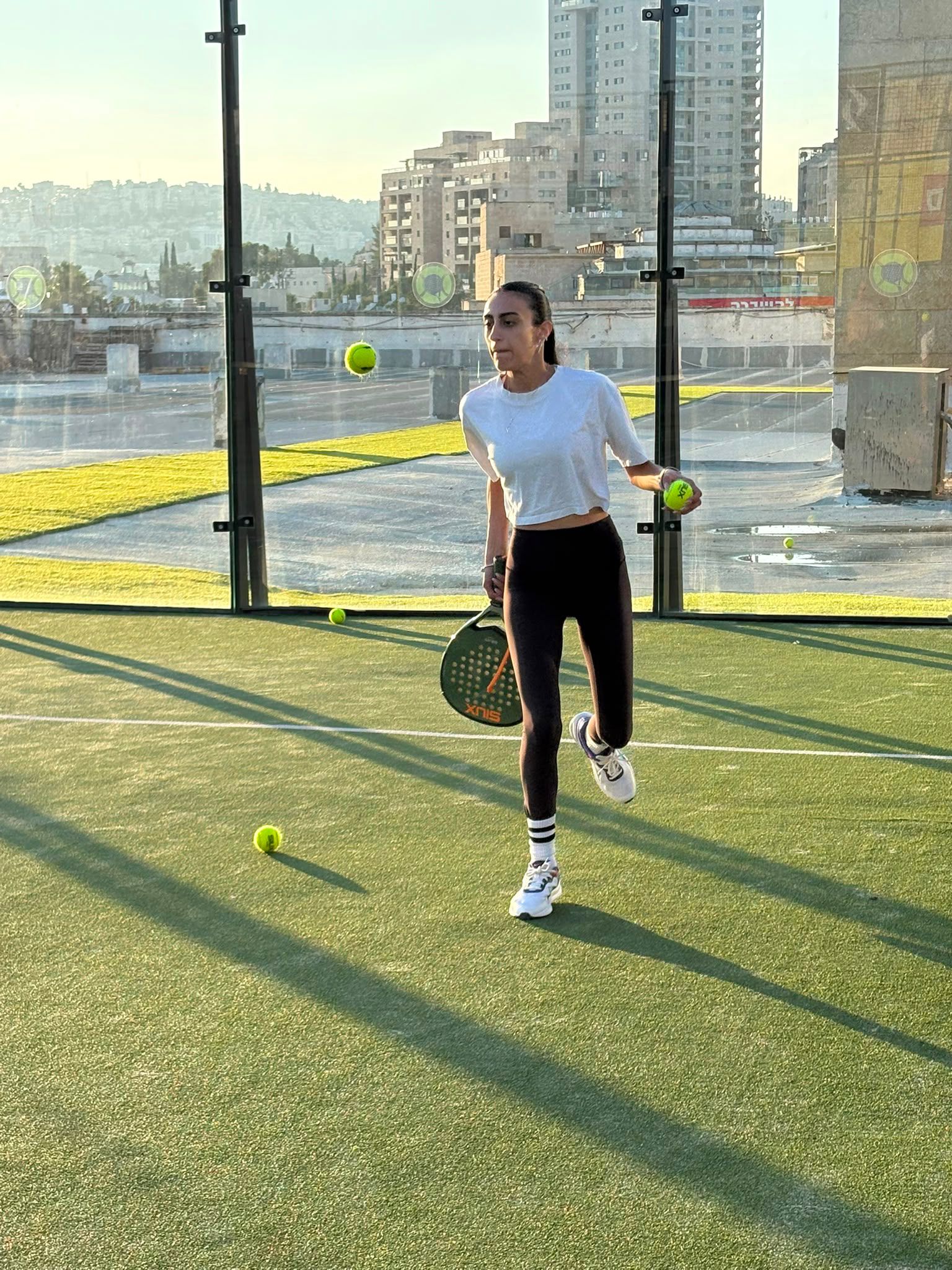 שחקנית מגישה בשעת בוקר על המגרש